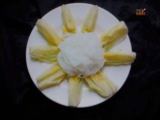 5、酸爽粉丝娃娃菜,将粉丝摆放到盘子正中