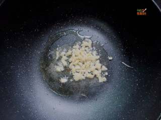 6、酸爽粉丝娃娃菜,锅中加适量的油，油热后放入蒜末煸炒出香味