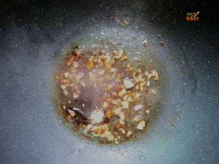 7、酸爽粉丝娃娃菜,再加一点盐、糖煸炒匀均。放入1勺凉拌酱油