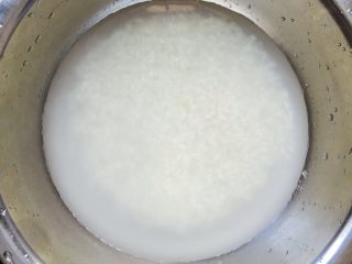 1、家庭简易版寿司????,先把大米浸泡10到20分钟