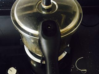 2、家庭简易版寿司????,然后把大米淘洗干净，倒入高压锅中，先大火煮开，然后转小火，大约6～8分钟