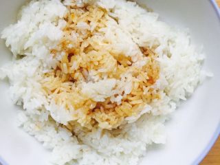 3、家庭简易版寿司????,取出煮好的米饭，依次放入味极鲜酱油，寿司醋，少许盐，趁热搅拌均匀（一定要趁热），备用