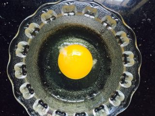 4、家庭简易版寿司????,鸡蛋加少许盐调味，打散后备用