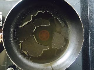 5、家庭简易版寿司????,平底锅内倒入适量的油