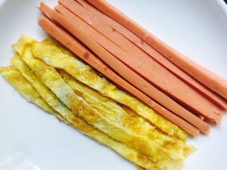 9、家庭简易版寿司????,将香肠和煎好的鸡蛋都切成细条状，备用