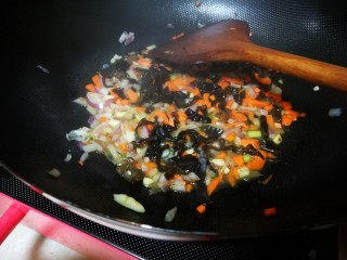 5、塑身益智三文鱼紫菜饭卷,锅中热油，将洋葱丁爆香，加入胡萝卜丁、黑木耳、葫芦、盐翻炒，加少许水翻炒，加入豆芽和压碎的三文鱼翻。