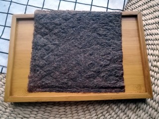 7、塑身益智三文鱼紫菜饭卷,准备好两张海苔。