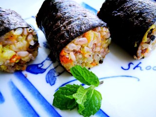 8、塑身益智三文鱼紫菜饭卷,这样一道饭菜就有八种食材，搭配一碗豆腐汤就是非常健康的营养晚餐，无论是需要提升记忆力的学生，疏通血管防老年痴呆的老人，还是塑身美颜的我们，都适合的快手晚餐。