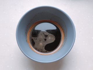 2、巧克力胖肚脐面包|手揉党, 咖啡用开水冲泡好，加入红糖搅拌均匀，晾凉备用