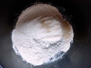 4、巧克力胖肚脐面包|手揉党,搅拌盆中放入高粉、酵母和盐（酵母和盐分开放）