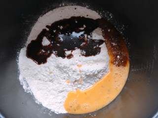 5、巧克力胖肚脐面包|手揉党,倒入红糖咖啡液和蛋液，揉成团后移到硅胶垫上揉至初步扩展阶段