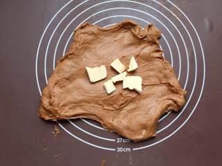 6、巧克力胖肚脐面包|手揉党,加入黄油，继续揉