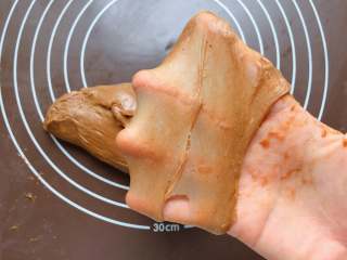 7、巧克力胖肚脐面包|手揉党,揉至完全扩展阶段，能拉出印的出指纹的手套模即可（超级好出膜，15分钟搞定）