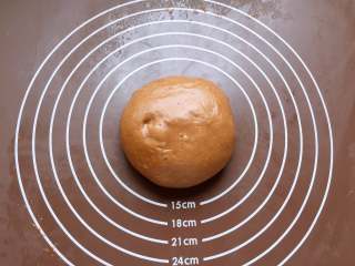 8、巧克力胖肚脐面包|手揉党,将揉面盆倒扣在面团上，室温进行第一次发酵