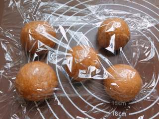 11、巧克力胖肚脐面包|手揉党,滚圆，盖上保鲜膜松弛15分钟