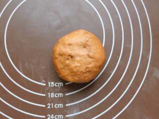 12、巧克力胖肚脐面包|手揉党, 用贝果的整形手法，垫子上撒少许粉抹匀，取一面团，收口朝上