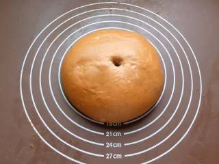 9、巧克力胖肚脐面包|手揉党,发酵至两倍大，用手指沾粉在中间戳一个洞，洞既不回缩又不塌陷即为发酵完毕