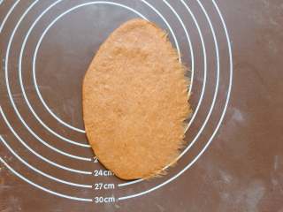 13、巧克力胖肚脐面包|手揉党,用擀面杖擀开，压薄右边底边