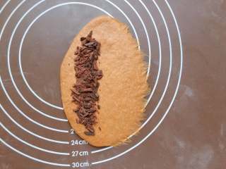 14、巧克力胖肚脐面包|手揉党,左边均匀铺上切碎的黑巧克力