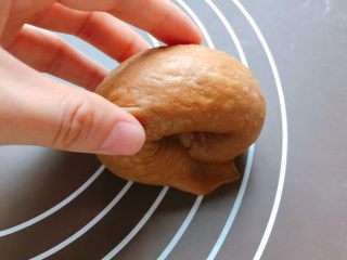 17、巧克力胖肚脐面包|手揉党,将两头连起来，捏紧收口