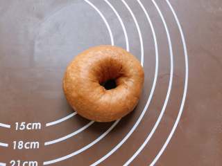 18、巧克力胖肚脐面包|手揉党,收口一定要收紧，不然二发和烤制时会崩开