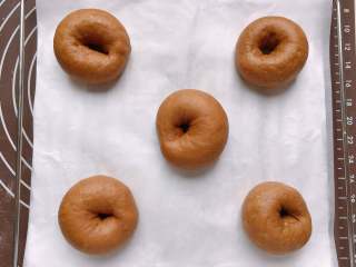 19、巧克力胖肚脐面包|手揉党,将整形好的面团放在烤盘上（区别于贝果，胖肚脐面包中间的洞要小一些）