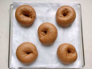 20、巧克力胖肚脐面包|手揉党,将烤盘放入烤箱，底部放一碗热水，进行二次发酵至两倍大