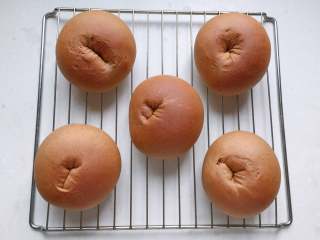 22、巧克力胖肚脐面包|手揉党,烤好的面包放在晾网上（哑光的）