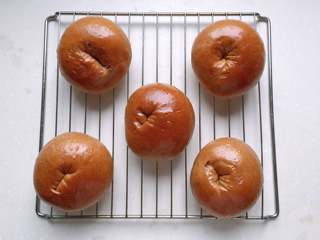 23、巧克力胖肚脐面包|手揉党, 趁热在表面抹一层黄油（瞬间上了一层亮漆）