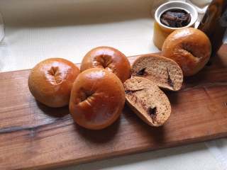 24、巧克力胖肚脐面包|手揉党,面包蓬松柔软，散发着浓浓的咖啡香，红糖让面包的颜色更深，也丰富的香味和口感。趁热切开，里面的黑巧克力还是爆浆的哦～