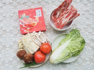 1、番茄火锅,准备好所有食材。