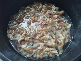 3、番茄火锅,肥牛煮熟捞出，