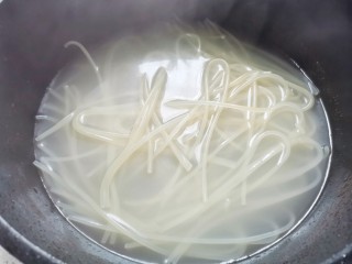 4、番茄火锅,螺蛳粉提前煮熟捞出过凉备用。