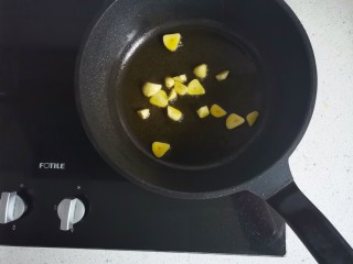 6、番茄火锅,锅中热油，爆香大蒜，