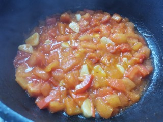 8、番茄火锅,加两勺番茄酱炒出汁，