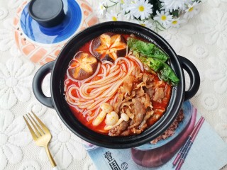 13、番茄火锅,还可以根据自己的洗好加上喜欢的菜，