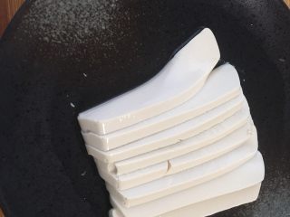 2、减脂低热量越南春卷,将蒸熟的豆腐切片