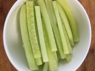 3、减脂低热量越南春卷,黄瓜切丝