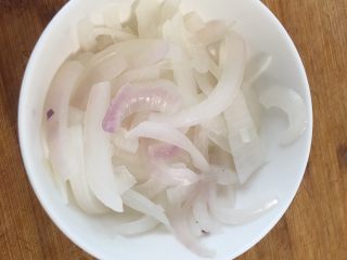5、减脂低热量越南春卷,洋葱切丝过水焯熟