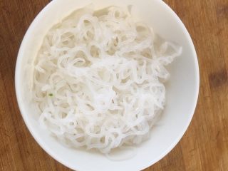 6、减脂低热量越南春卷,轻宴魔芋粉丝过醋水煮开沥水备用