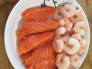 7、减脂低热量越南春卷,虾仁焯熟，三文鱼中段切片备用