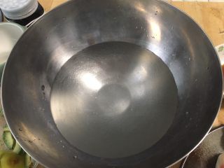 8、减脂低热量越南春卷,准备一盆温水