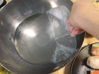 9、减脂低热量越南春卷,米纸皮快速的全部沾水