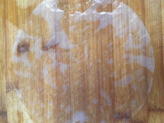 10、减脂低热量越南春卷,铺在平板上，板上建议抹一点水，一丢丢不用太多