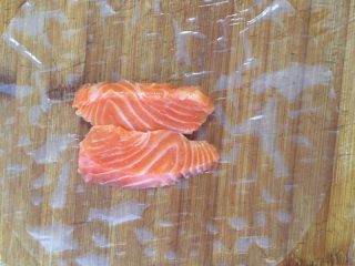 11、减脂低热量越南春卷,放上三文鱼中段刺身