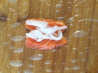 12、减脂低热量越南春卷,放上洋葱，其实内料可以按照自己喜好