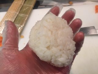 1、???? 龙卷,准备差不多这么多寿司饭