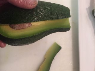 6、???? 龙卷,牛油果劈一块出来