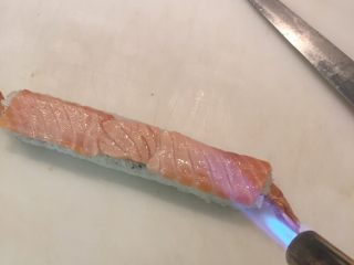 7、???? 龙卷,火喷上鱼片 差不多白了就????了 不要烧太久 不然会焦 焦了味道不好哦