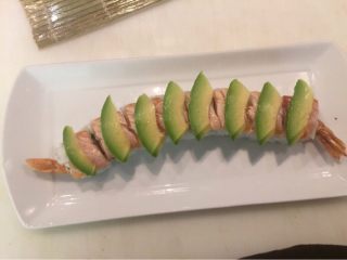 8、???? 龙卷, 在这之前要把这条卷 切成八块  然后牛油果一片一片劈上去